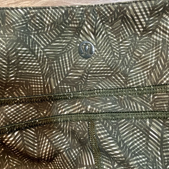 Women’s size 6. Lululemon athletic crops. Euc - Picture 3 of 5